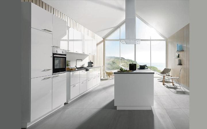 Weiße Küche mit Kücheninsel in hochglanz