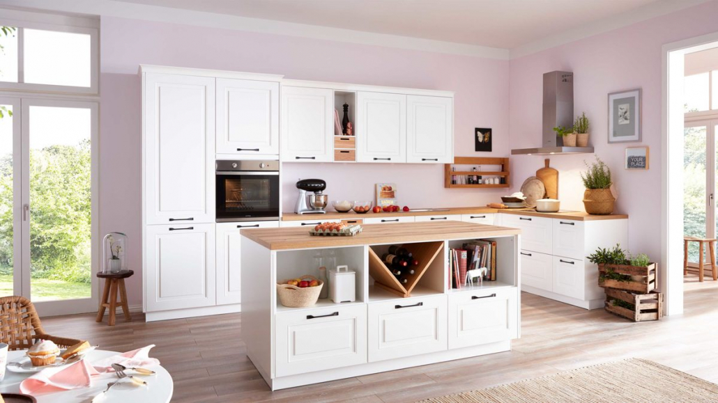 Weiße Landhausstil-Küche, Wandfarbe zartes Rosa