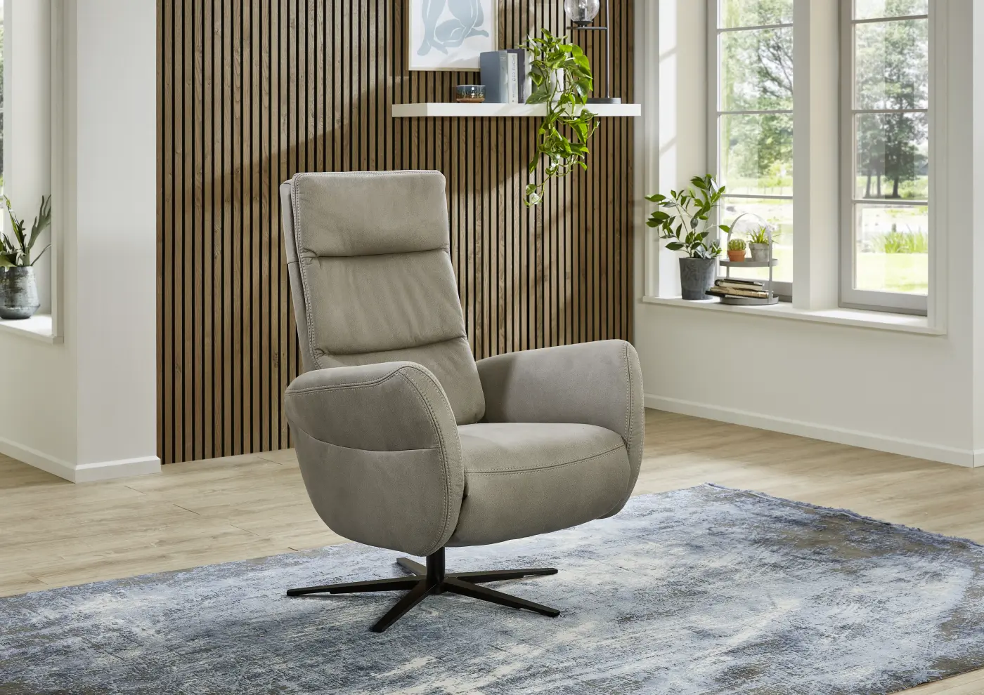 Moderner Relax-Sessel mit manueller Relaxfunktion