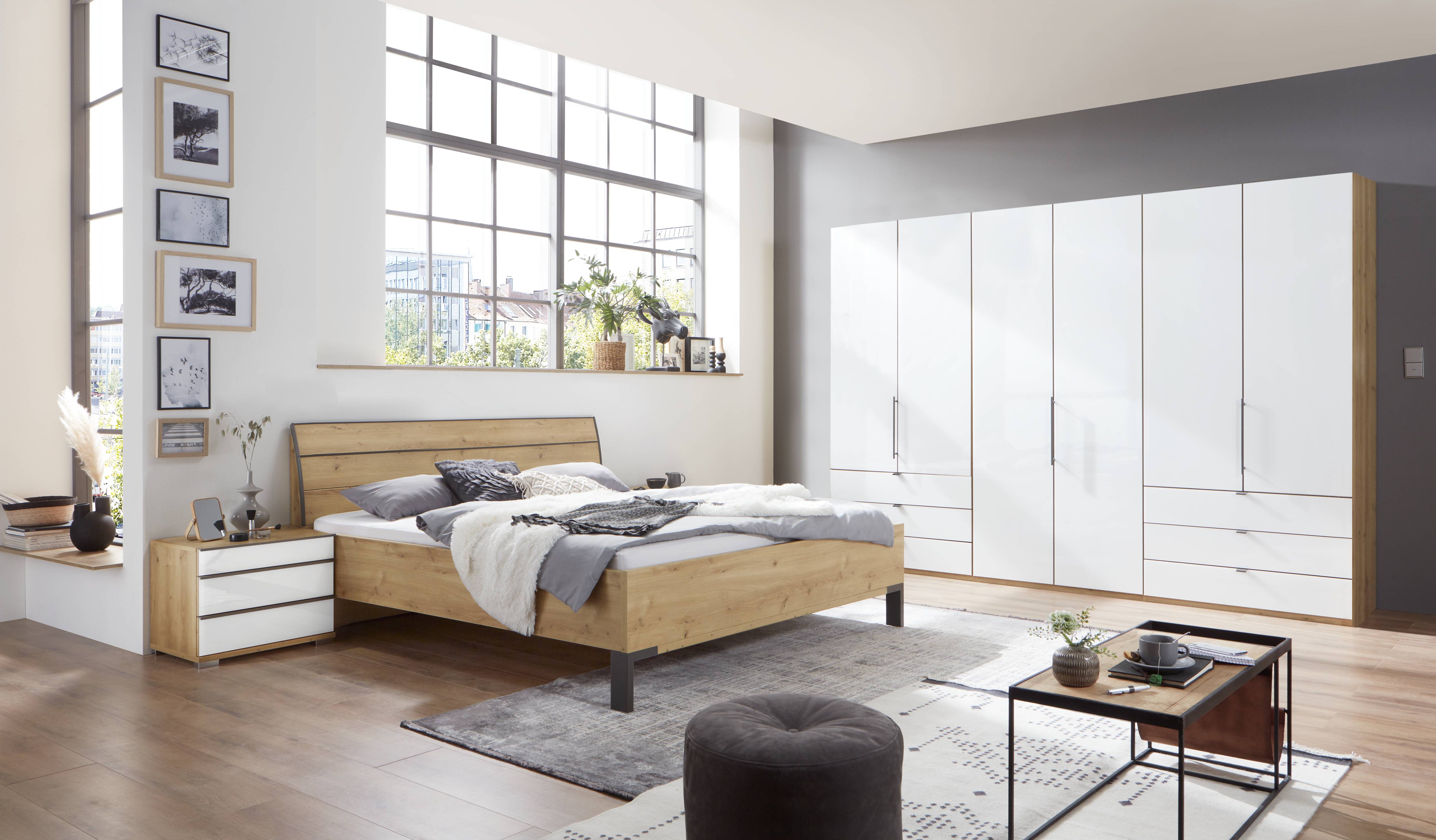 Schlafzimmer inklusive 6-türigen Kleiderschrank