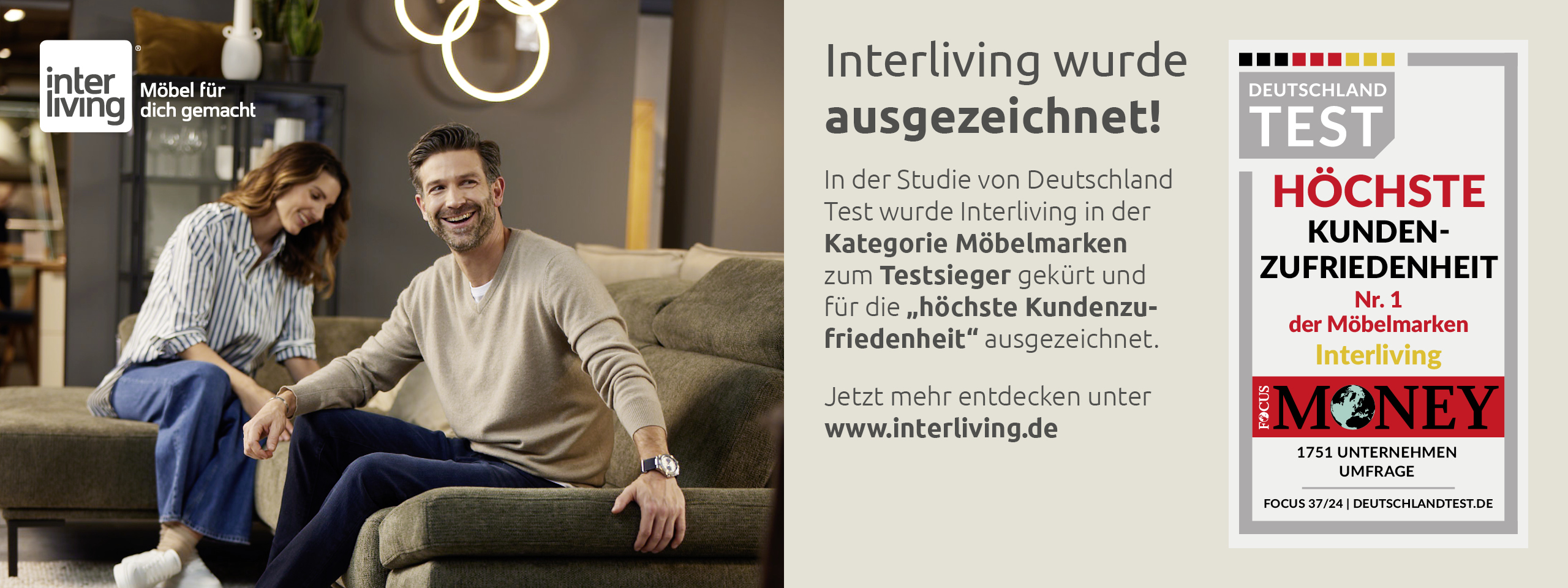 Zertifizierung "Höchste Kundenzufriedenheit"; im Hintergrund zwei zufriedene Leute auf einem Sofa.