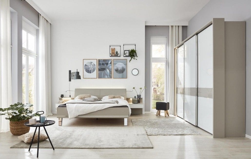 Modernes Schlafzimmer mit Hellgrauem Bett und Schrank