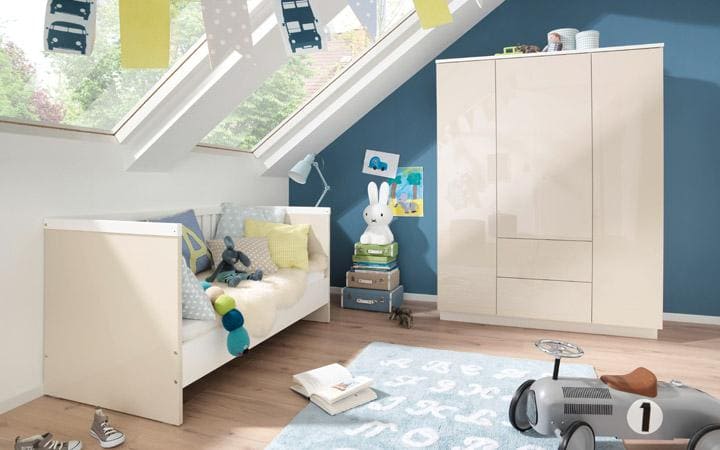 Kinderzimmer mit Schrank und Bett, dunkelblaue Wand