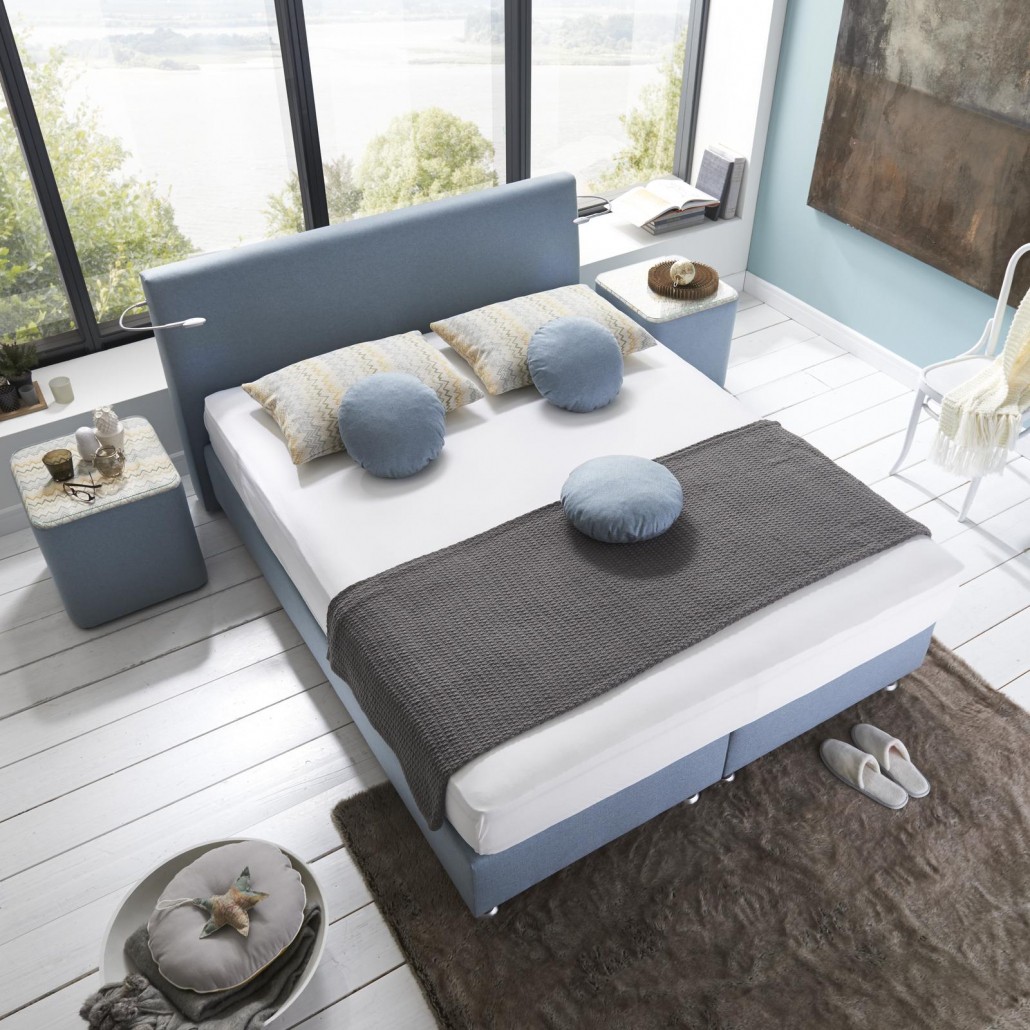 Boxspringbett in einem grau-blau