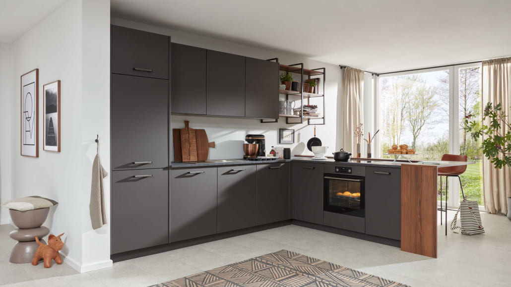 Dunkelgraue Küche in einem matten Stil