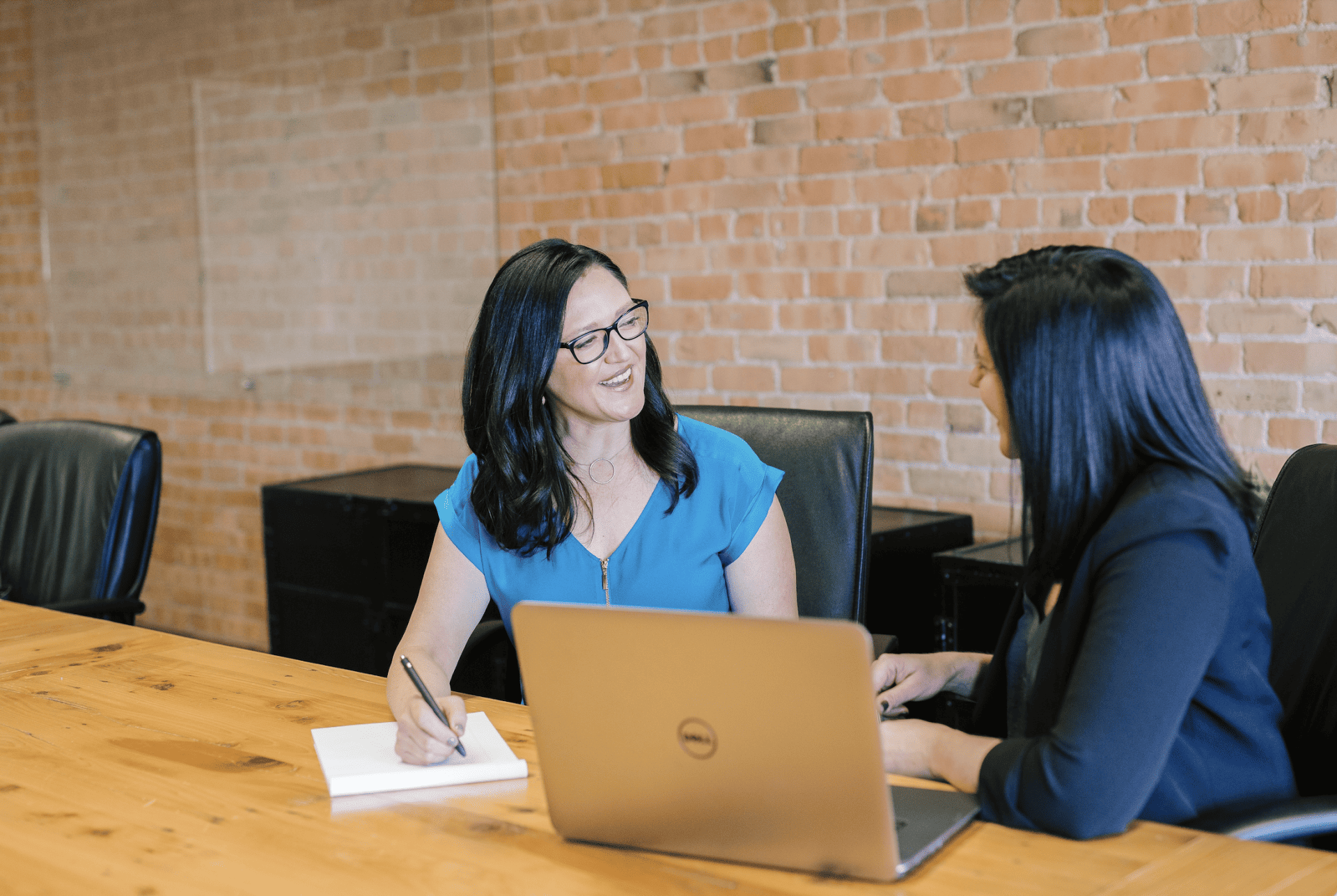 2 Frauen, die miteinander sprechen