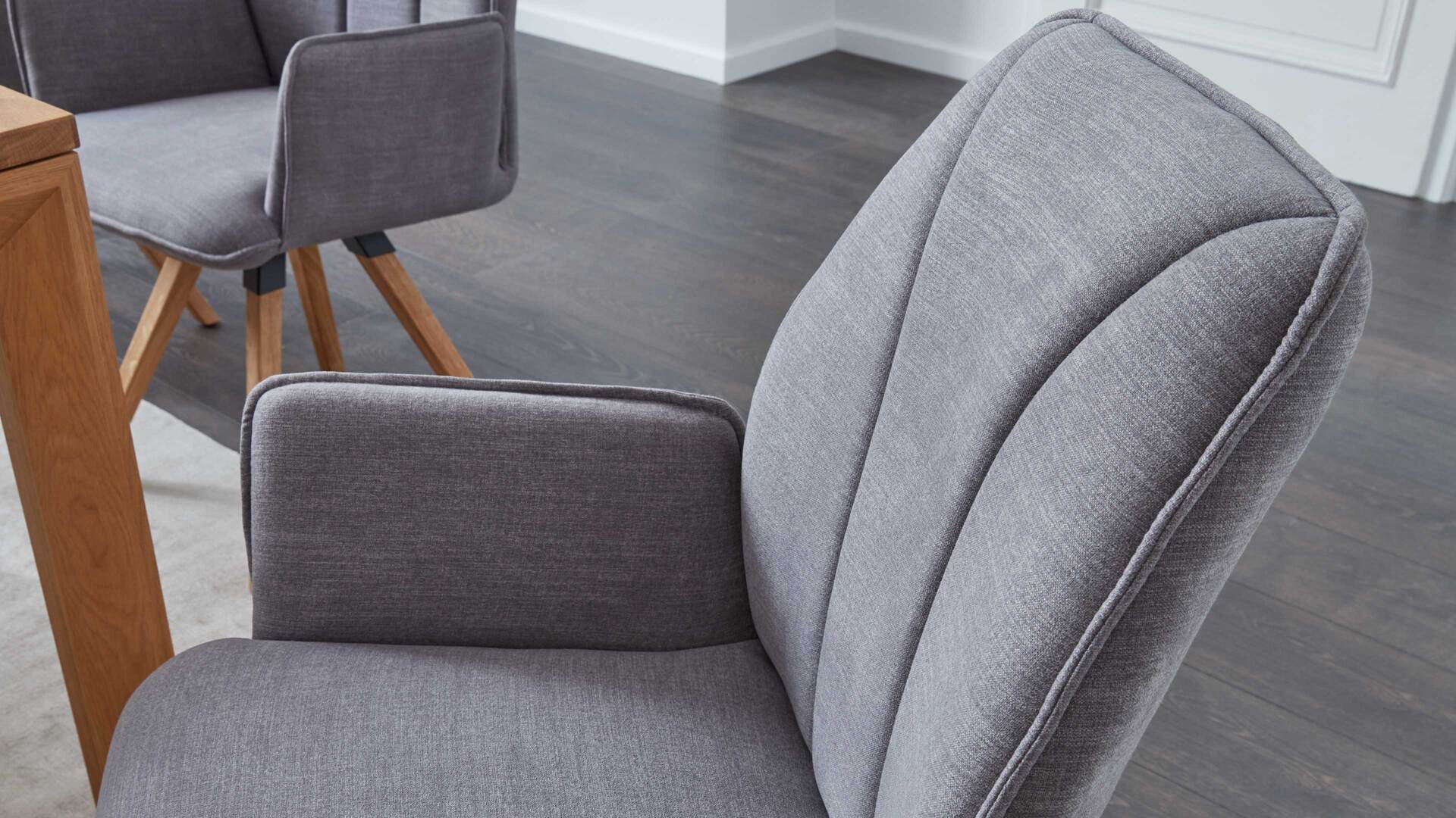 Interliving Esszimmer Serie 5102 Armlehn-Polsterstuhl V232