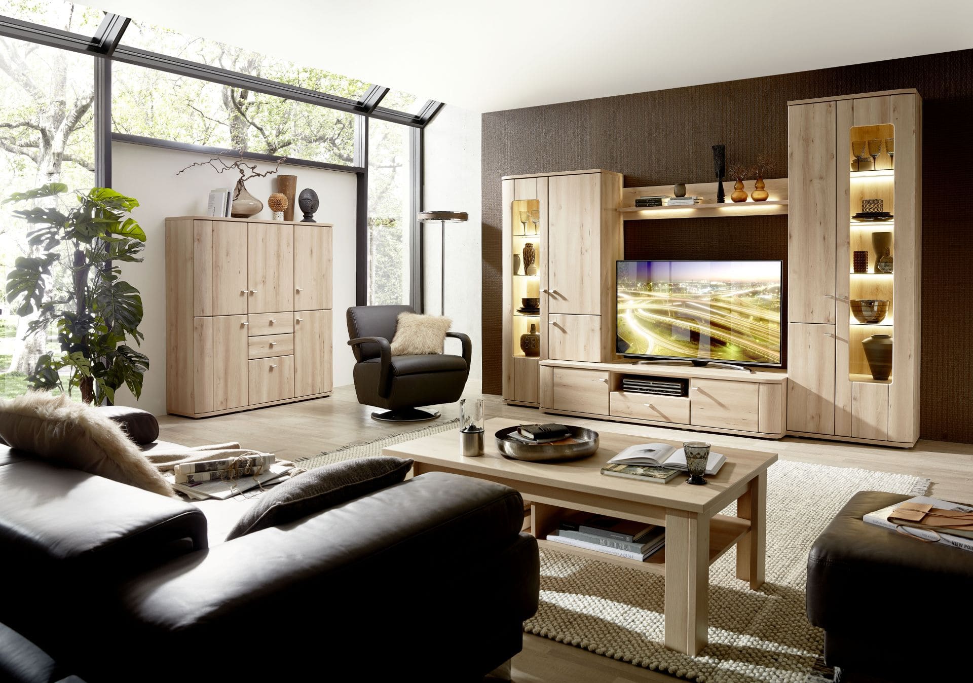 Wohnwand aus Naturbuche im Wohnzimmer