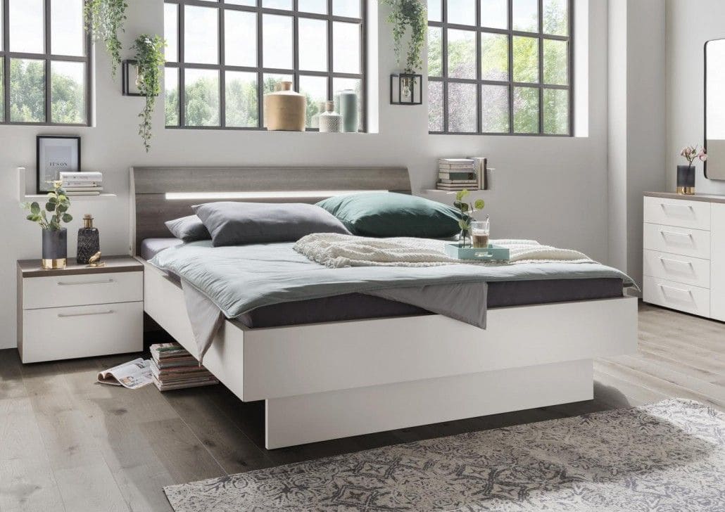 Designbett in weiss, im hellen Schlafzimmer