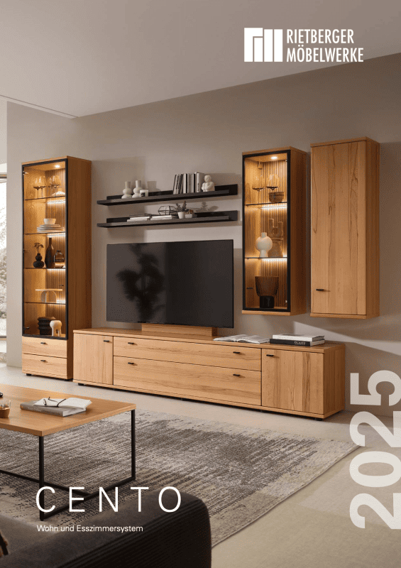 Wohnwand in Holz, mit beleuchteten Vitrinen, vor einer grauen Wand