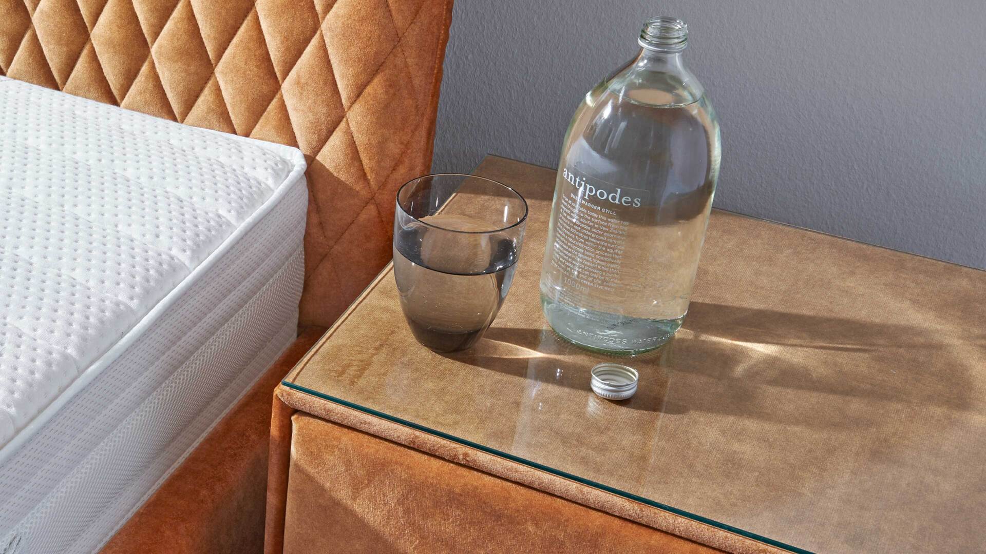 Interliving Polsterbett Serie 1411 Nachtkommode 47