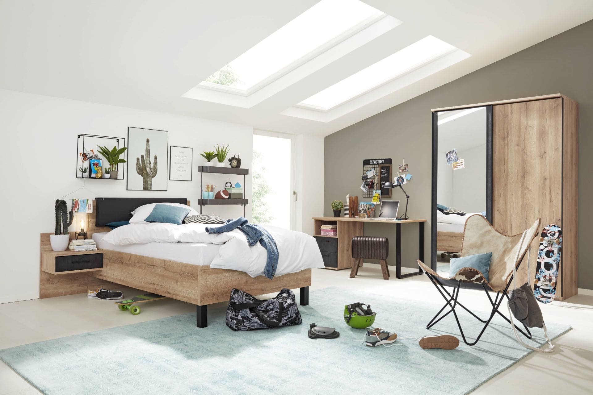 Modernes Jugendzimmer, mit türkisfarbigem Teppich, weißer Wand und braunen Möbeln aus Holz