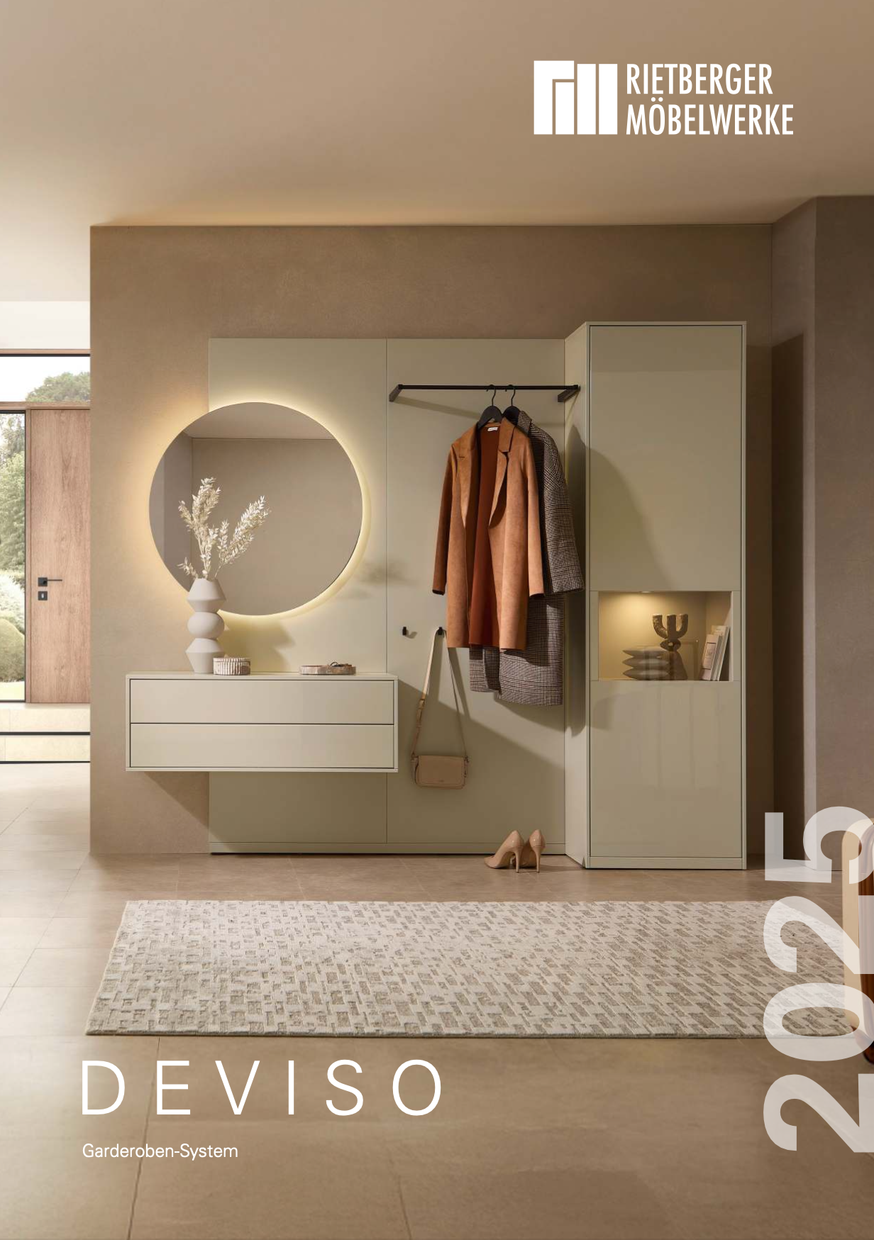Moderne Garderobe in weiß mit einem runden Spiegel über der Kommode