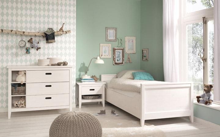 Kinderbett in einem beige eingerichteten Kinderzimmer mit Türkisen Details