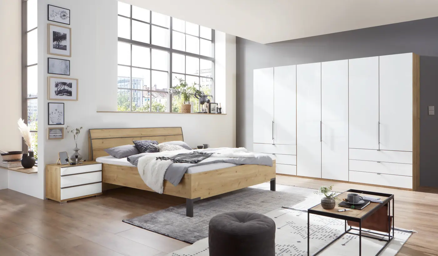 Schlafzimmer inklusive 6-türigen Kleiderschrank