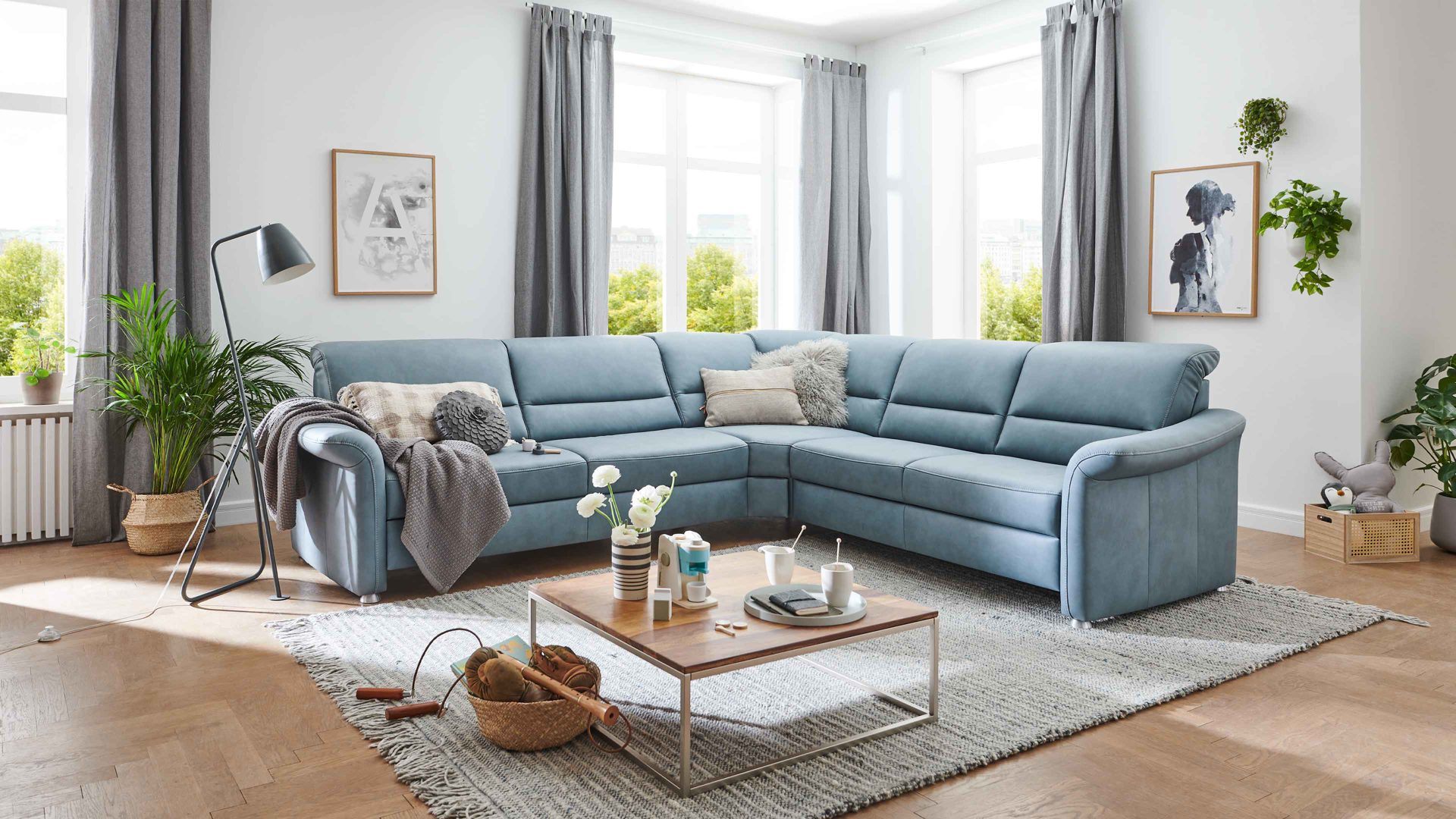 Ecksofa in einem zarten Blauton