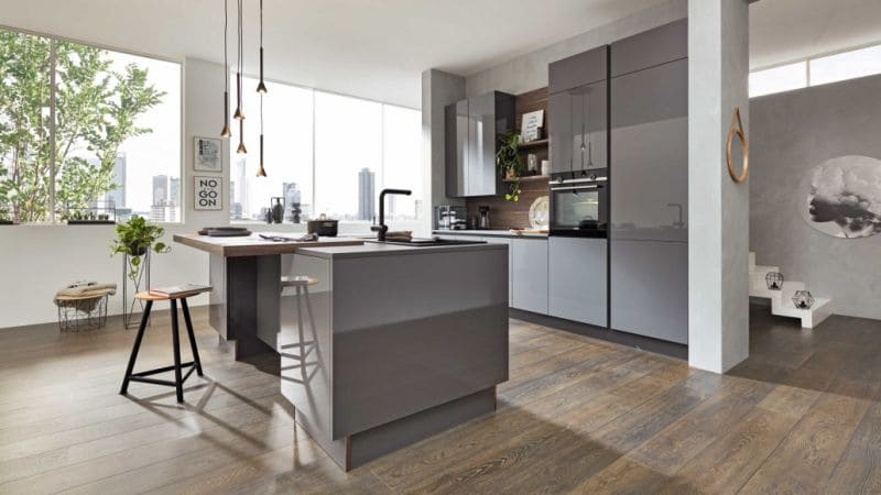 Moderne Küche in Hochglanzoptik in Hellgrau