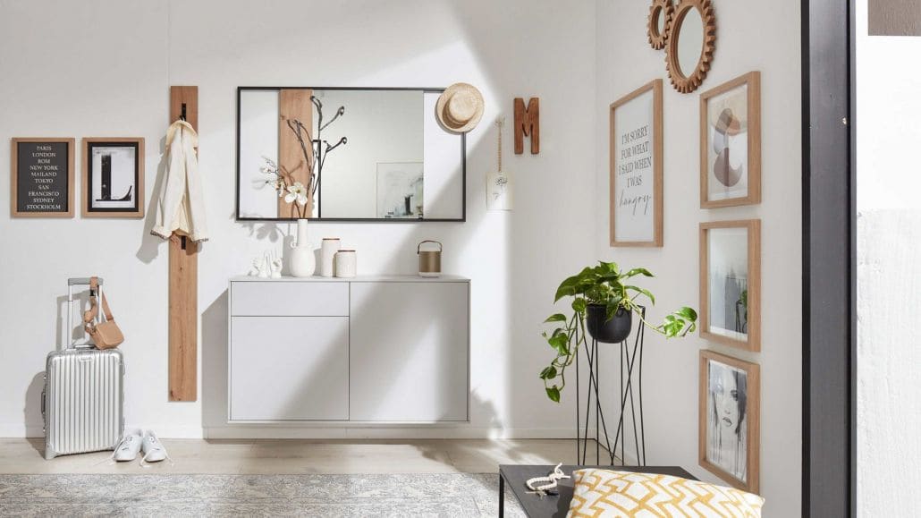 Weiße Kommode in einem hellen Flur