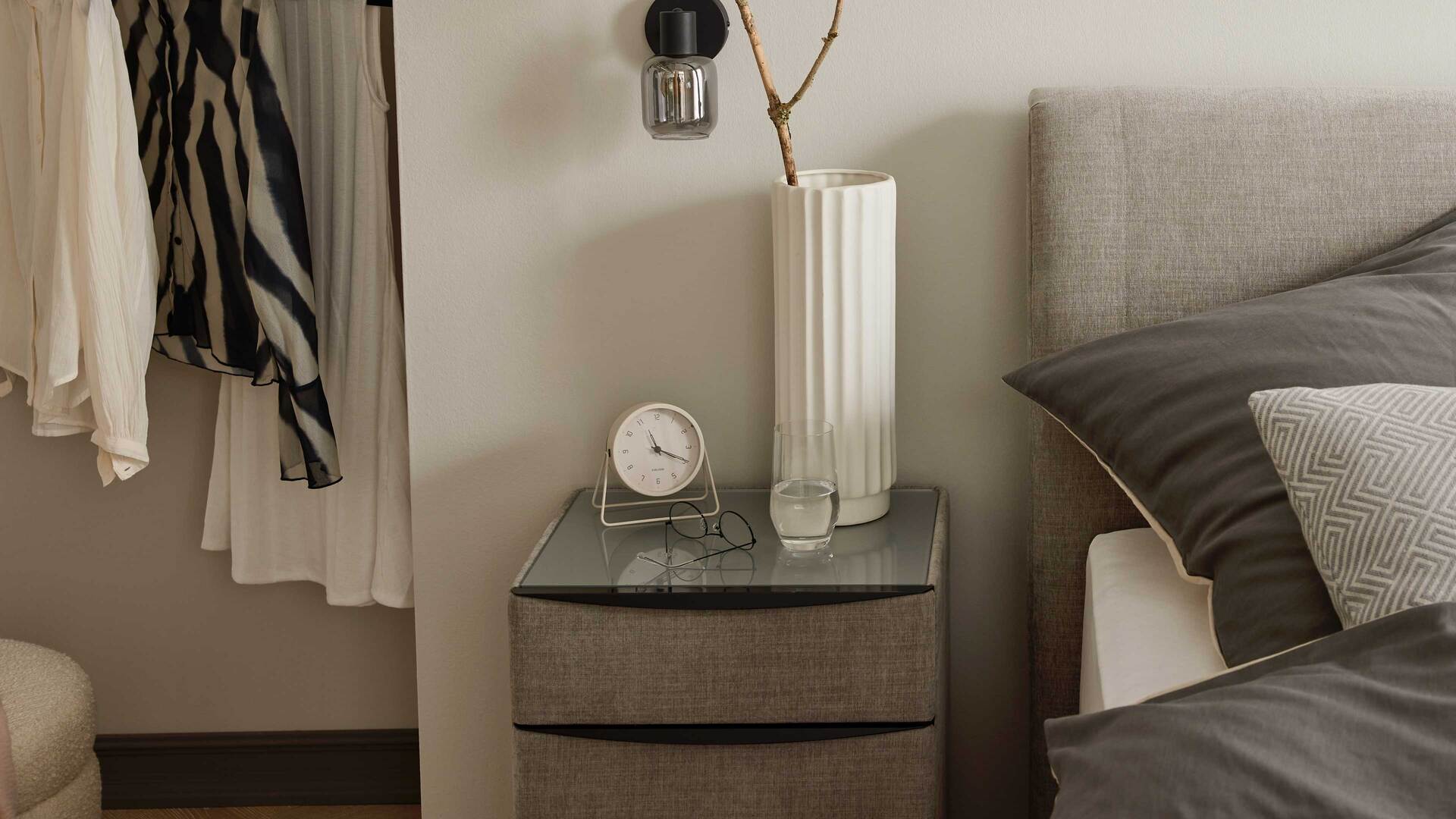 Interliving Boxspringbett Serie 1401 – Nachtkommode