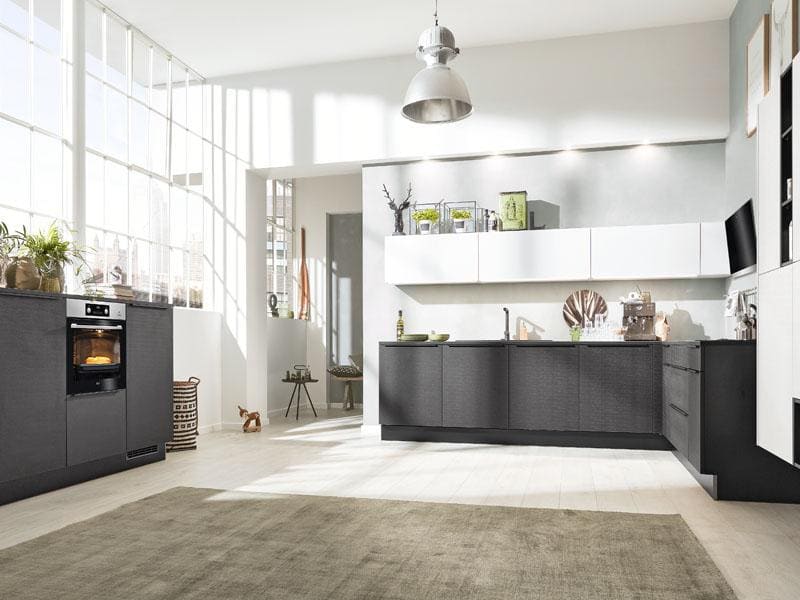 Moderne, schwarz/weiße Küche in L-Form