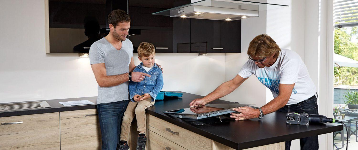 Küche, wo Mann mit Kind ist und ein Mitarbeiter von BBM