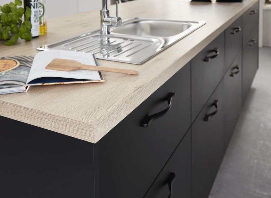 Schwarze Küche mit hellbrauner Armatur