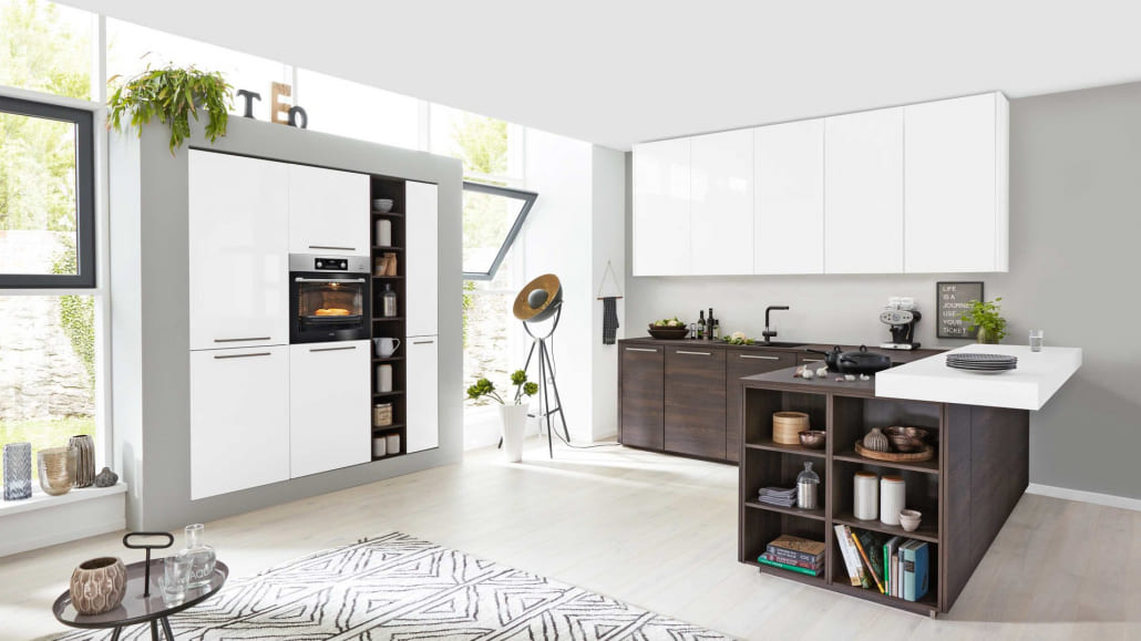 moderne Küche mit dunklen Holzschränken