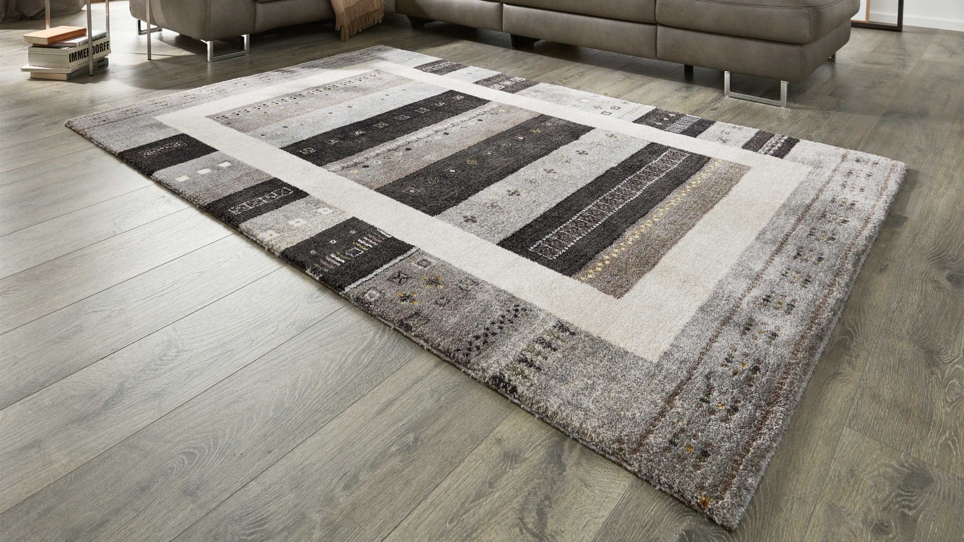 Webteppich mit Streifen aus verschiedenen Grautönen