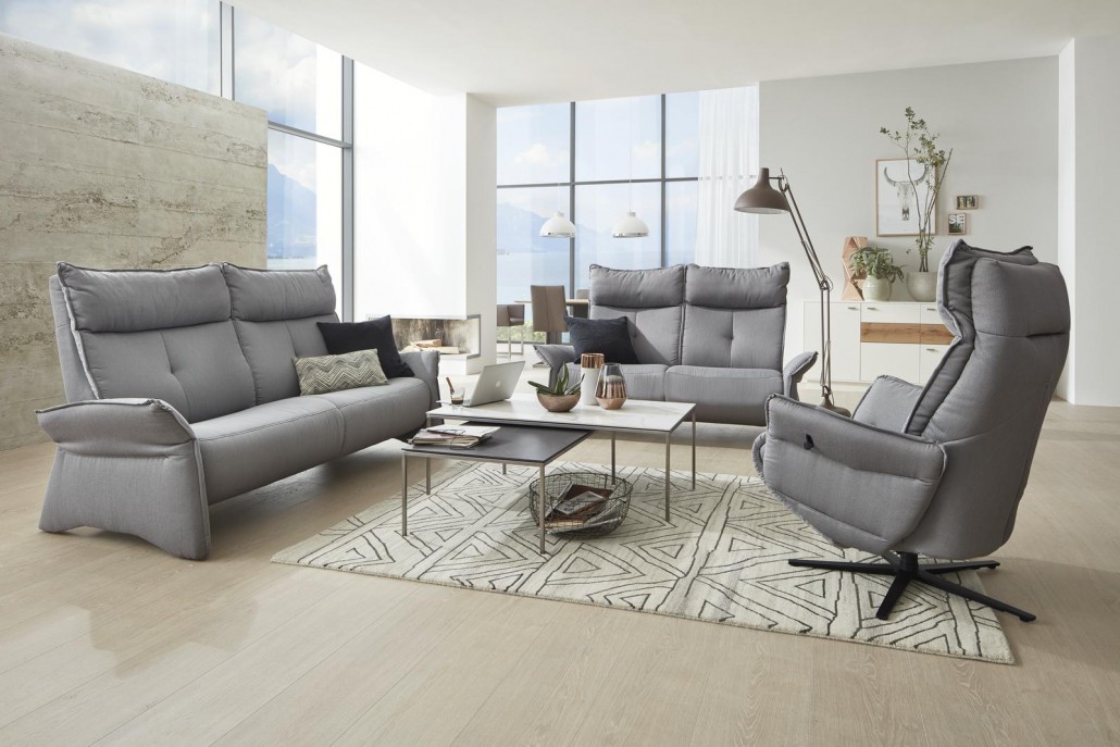 Couchgarnitur mit Sessel in einem hellen Grau