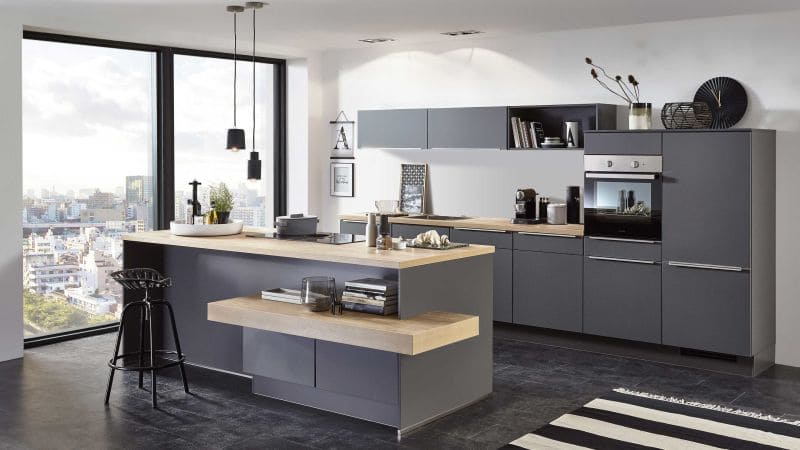 Moderne Küche in hellgrau in einem matten Stil