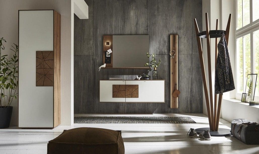 Moderne Garderobe, mit weißen Möbeln, holzfarbigen Akzenten und dunkelgrauer Wandfarbe