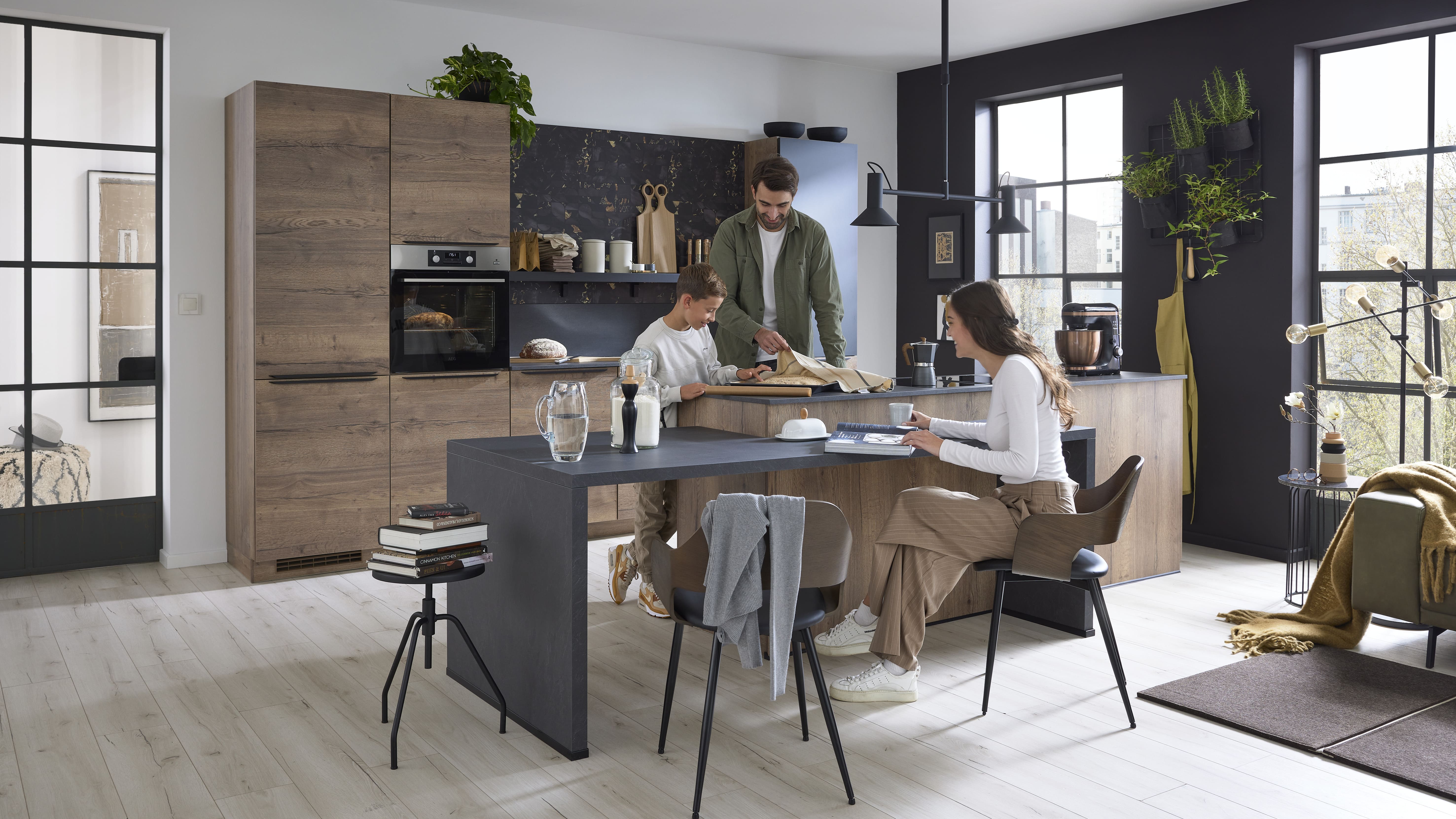 Küche in Holzoptik, Mann, Frau und Kind bereiten das Essen vor