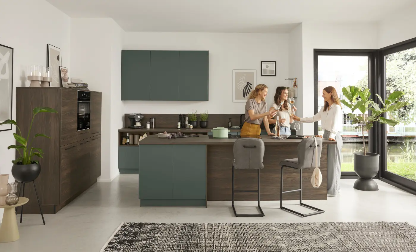 Interliving Küche Serie 3083 mit AEG Einbaugeräten