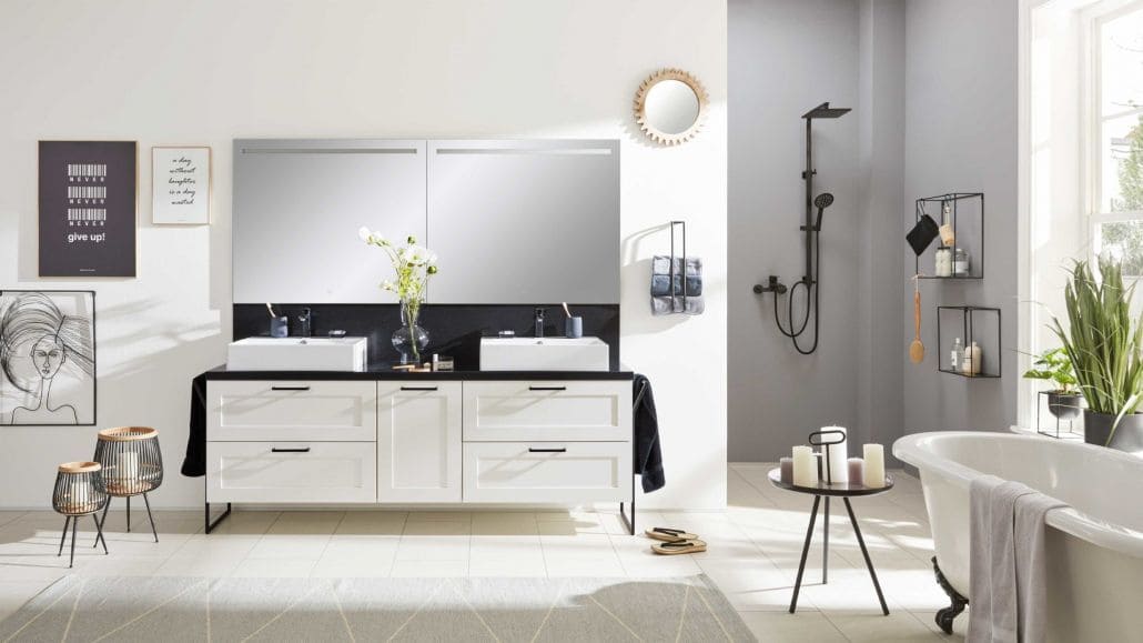 Helles, Weißes Badezimmer mit weißen Badezimmermöbeln 