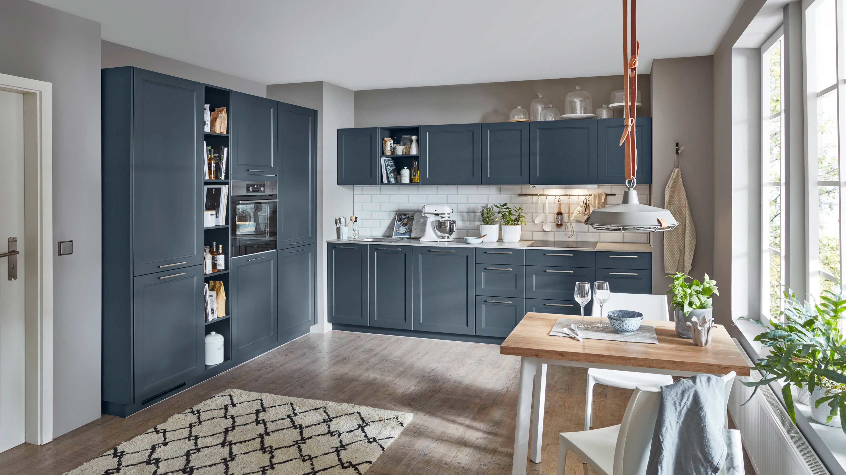 Einbauküche im Landhausstil in Grau