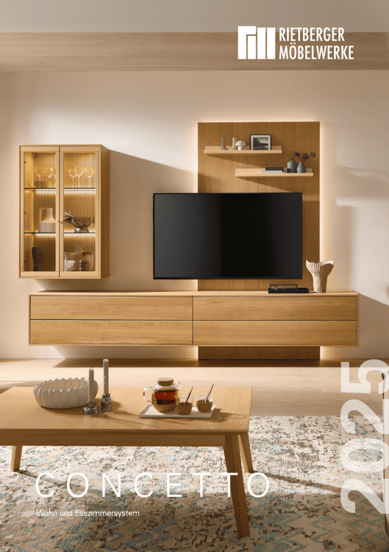 Holzfarbige Wohnwand, vor einer beigen Wand