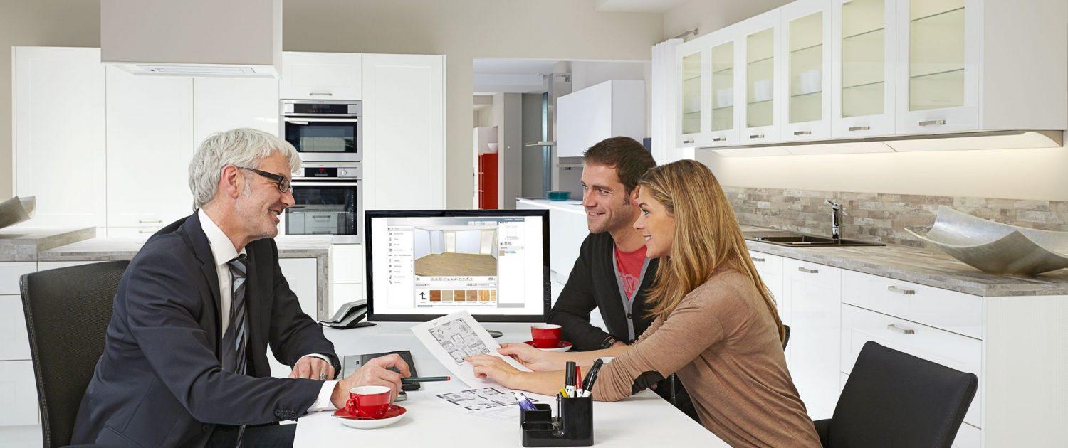 Mann und Frau werden von einem Mann im Anzug beraten