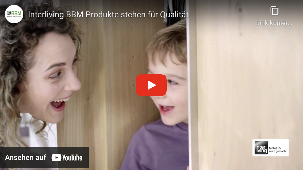 Mutter und Kind spielen Verstecken