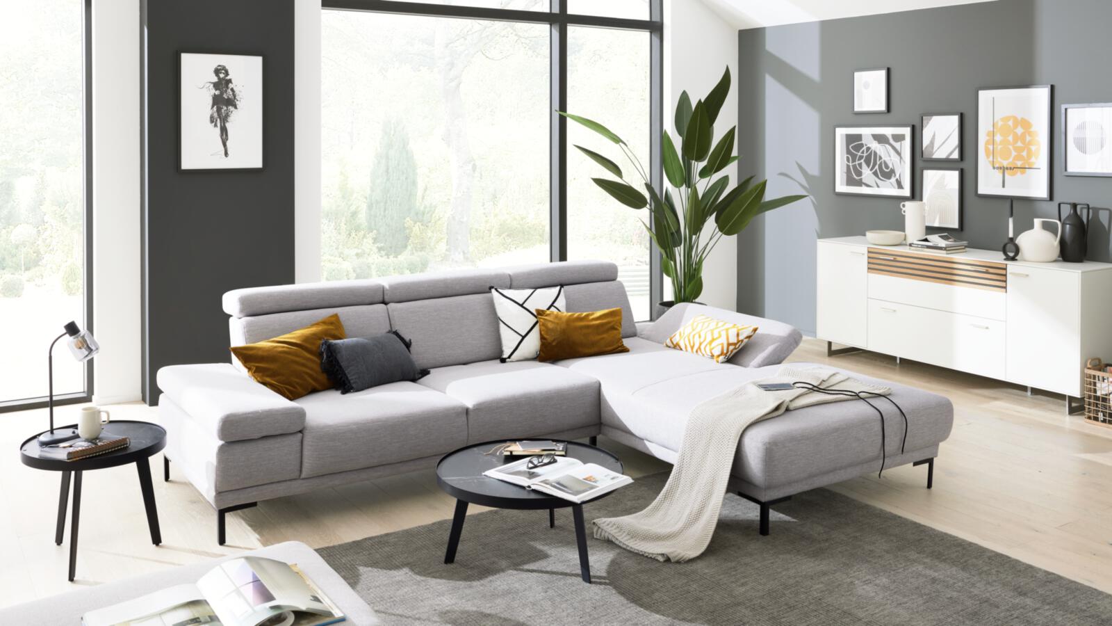 Graues Sofa mit Decken und Kissen