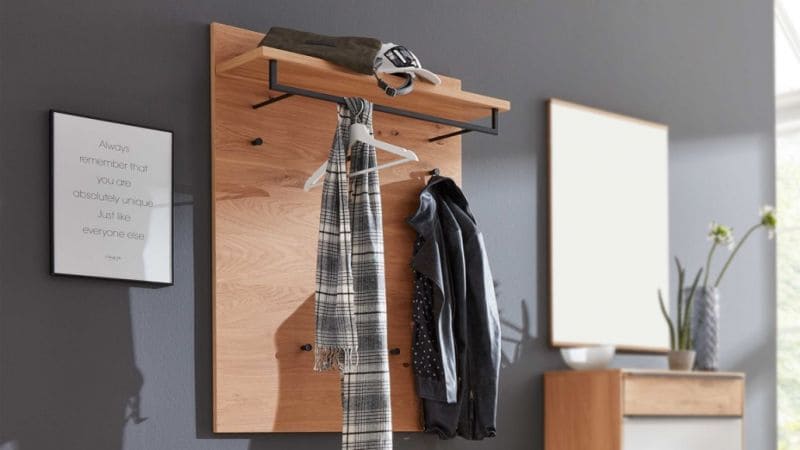 Garderobe aus Holz