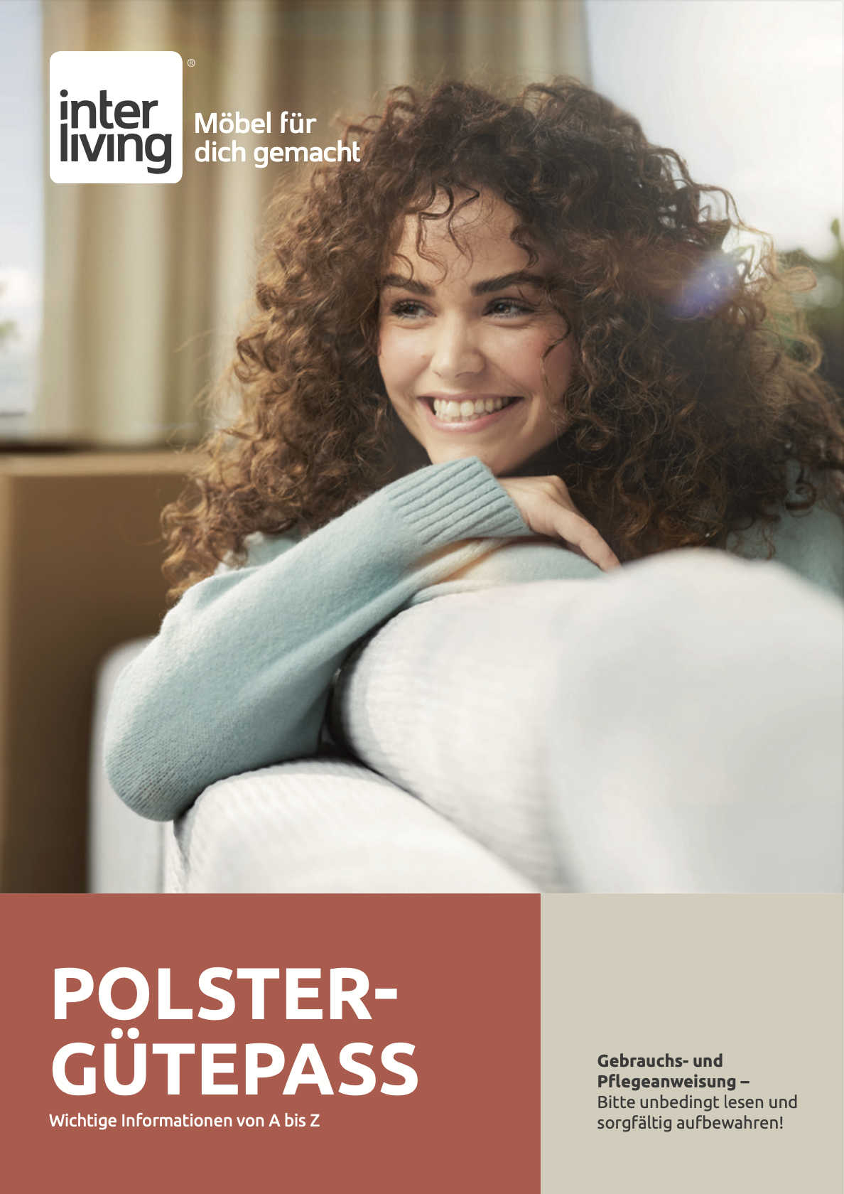 Polster-Gütepass, im Hintergrund eine lächelnde Frau mit braunen lockigen Haaren
