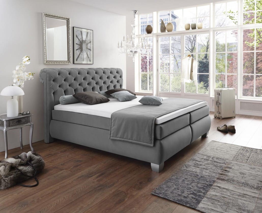 Boxspringbett in Grau in einem hellen Schlafzimmer