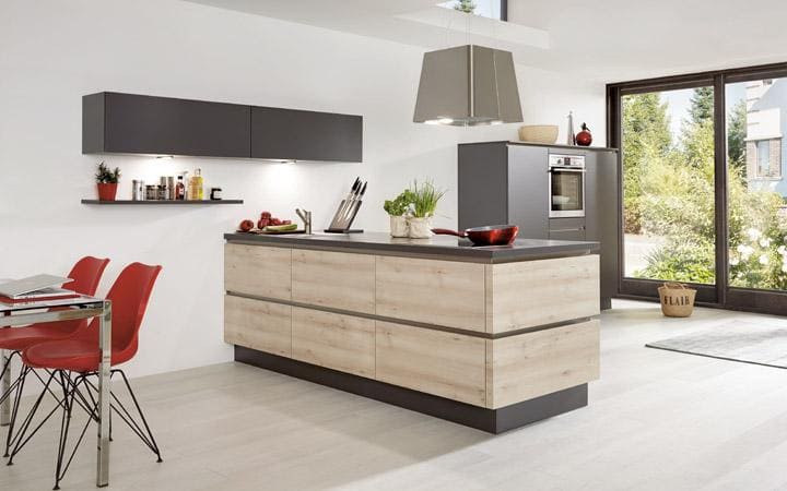 Küche mit Kücheninsel in schwarz und hellen Holzfarben
