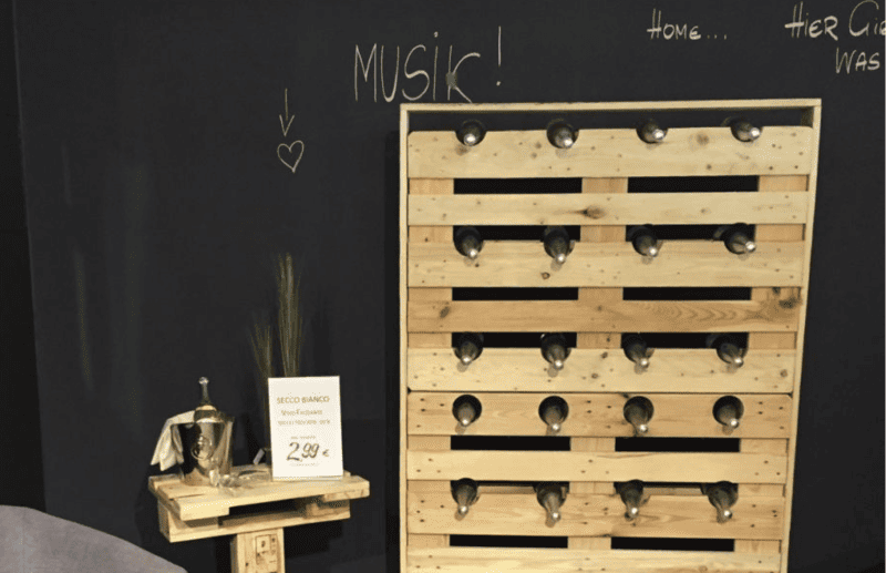 Weinregal aus hellem Holz