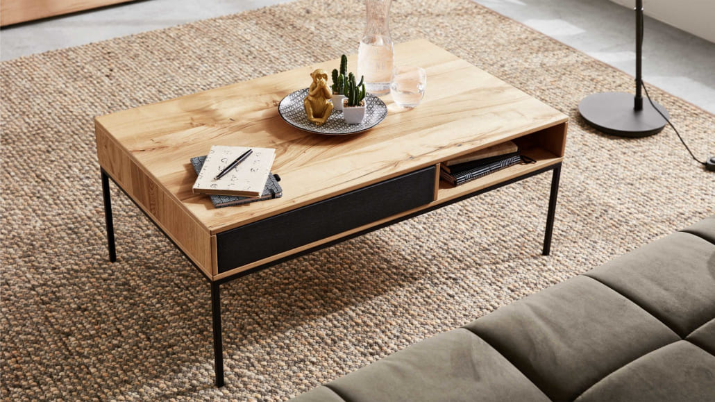 Couchtisch aus Holz mit schwarzen Tischfüßen