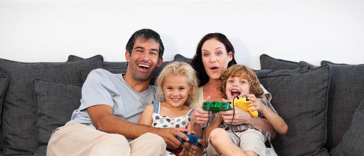 Familie mit Vater Mutter und zwei Kindern