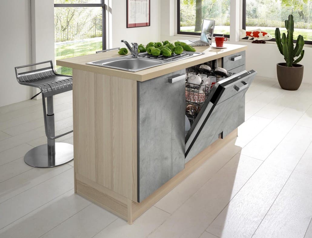 Kücheninsel mit Spüle und Spülmaschine, die hier offen ist