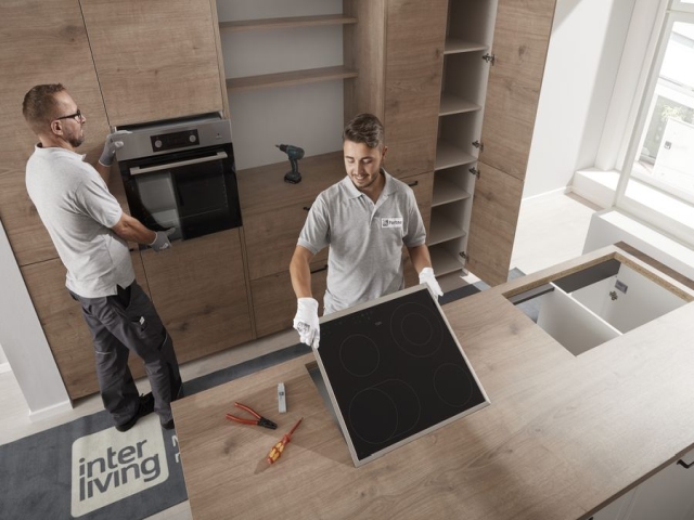 Zwei Interliving Monteure bauen eine Küche ein