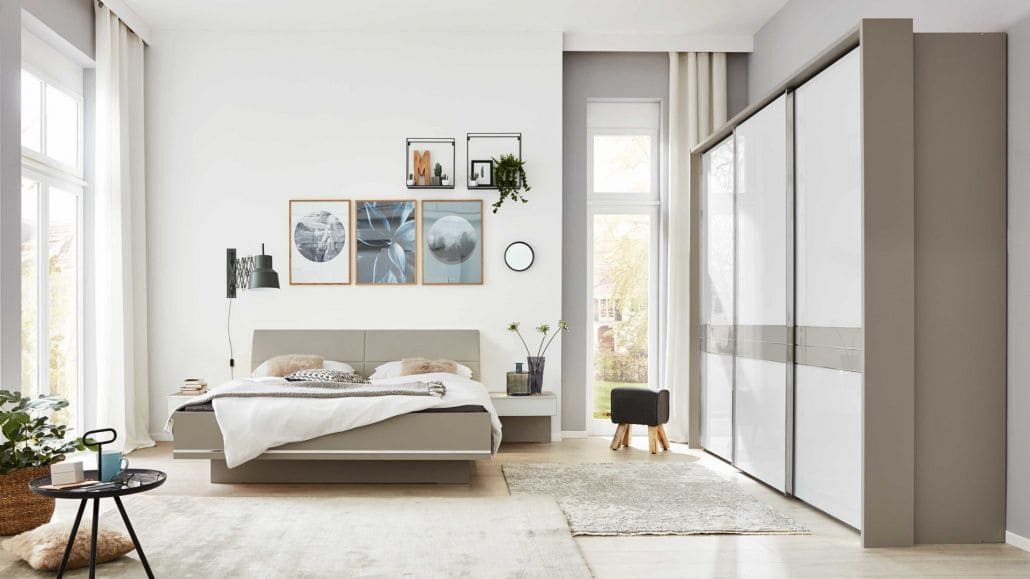 Hellgraues Bett in hellem Zimmer