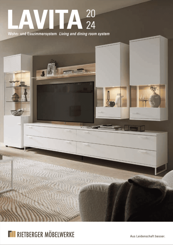 Wohnwand in weiß, mit beleuchteten Vitrinen, vor braun-grauer Wand